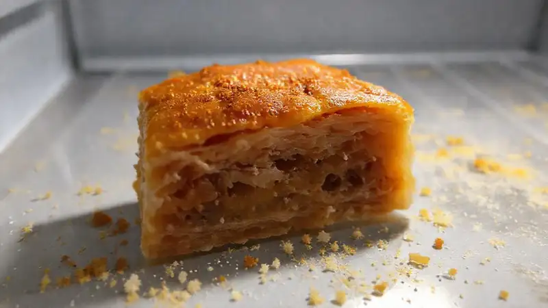 Hier ist die Antwort:“Verbrannte Baklava auf dem Regal?”