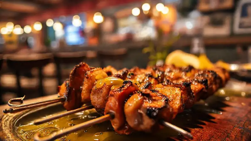 Hier ist das Ergebnis:„Appetitliche Souvlaki in griechischem Licht.“